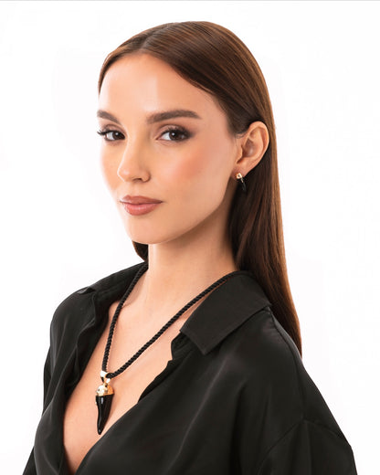 Collana in corda nera con corno pendente in acrilico nero