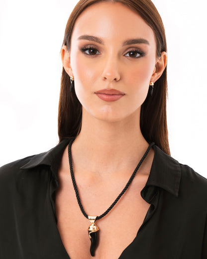 Collana in corda nera con corno pendente in acrilico nero