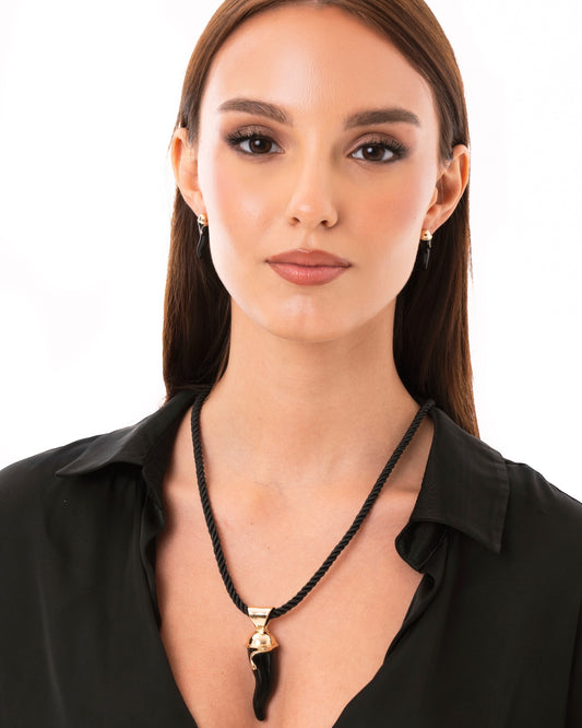 Collana in corda nera con corno pendente in acrilico nero
