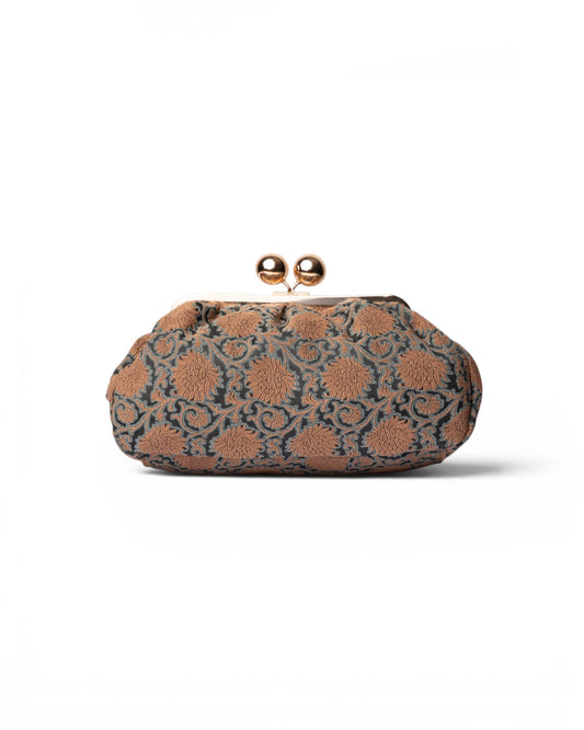 Clutch con texture barocca caramello e azzurro