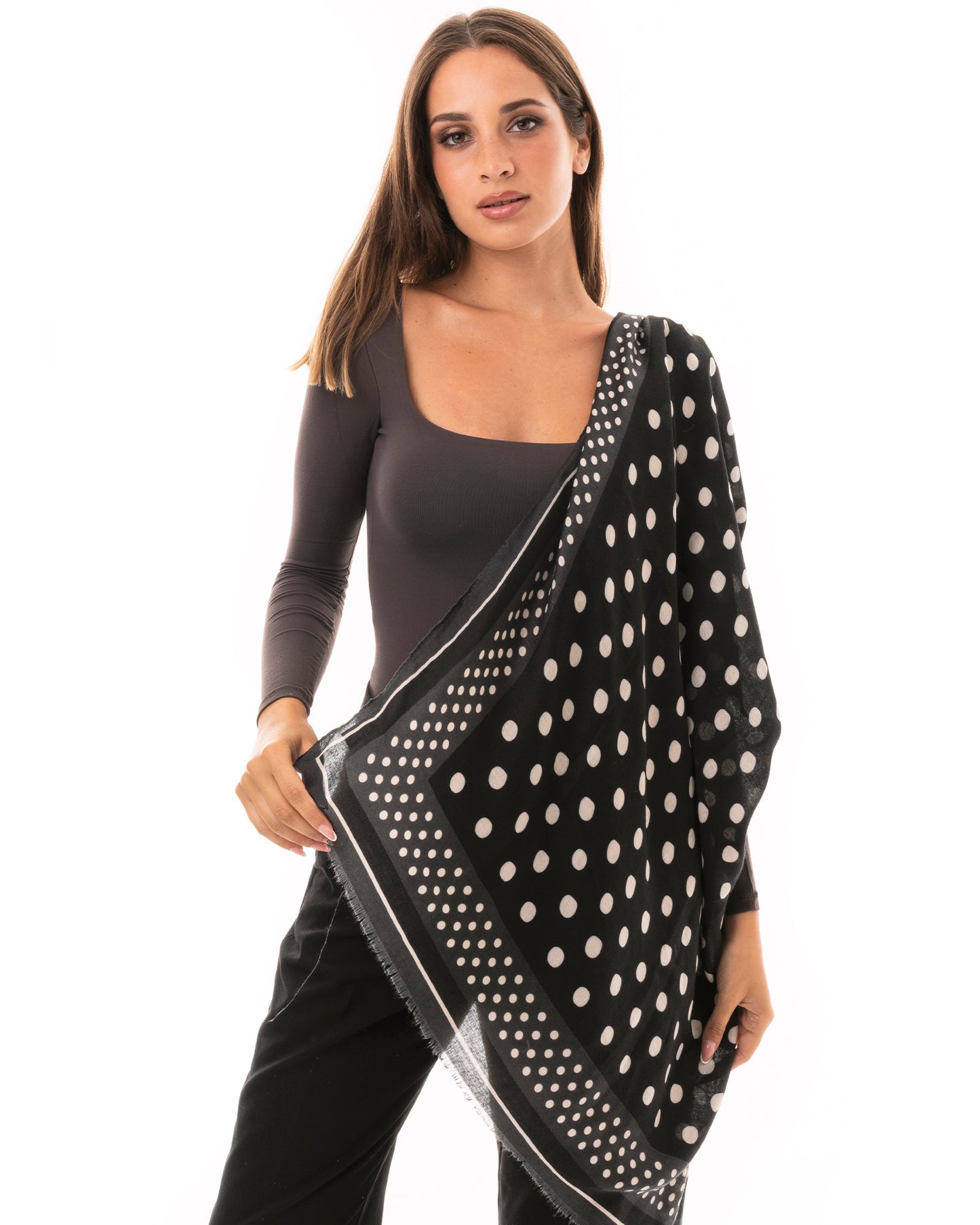 Sciarpa in cotone con texture a pois nera e bianca