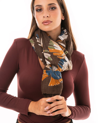 Sciarpa in cotone marrone con stampa a foglie tropicali multicolore