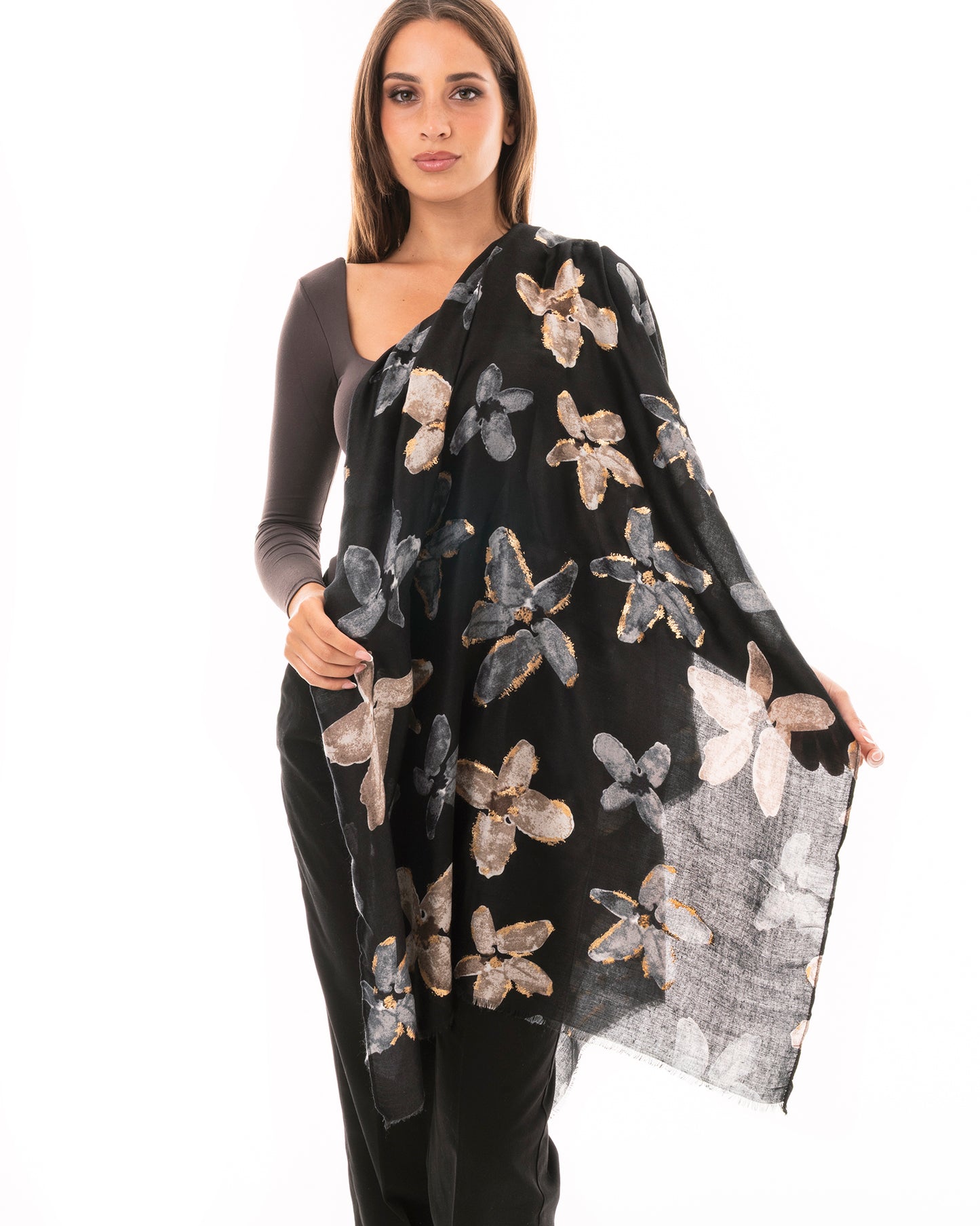 Sciarpa in cotone nera con stampa a fiori celeste e beige