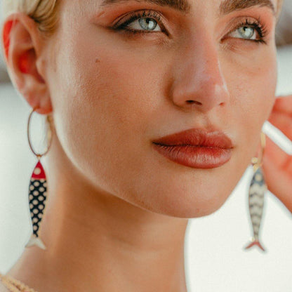 Orecchini a cerchio con pesciolini e stella marina blu/rossi - Mya Accessories