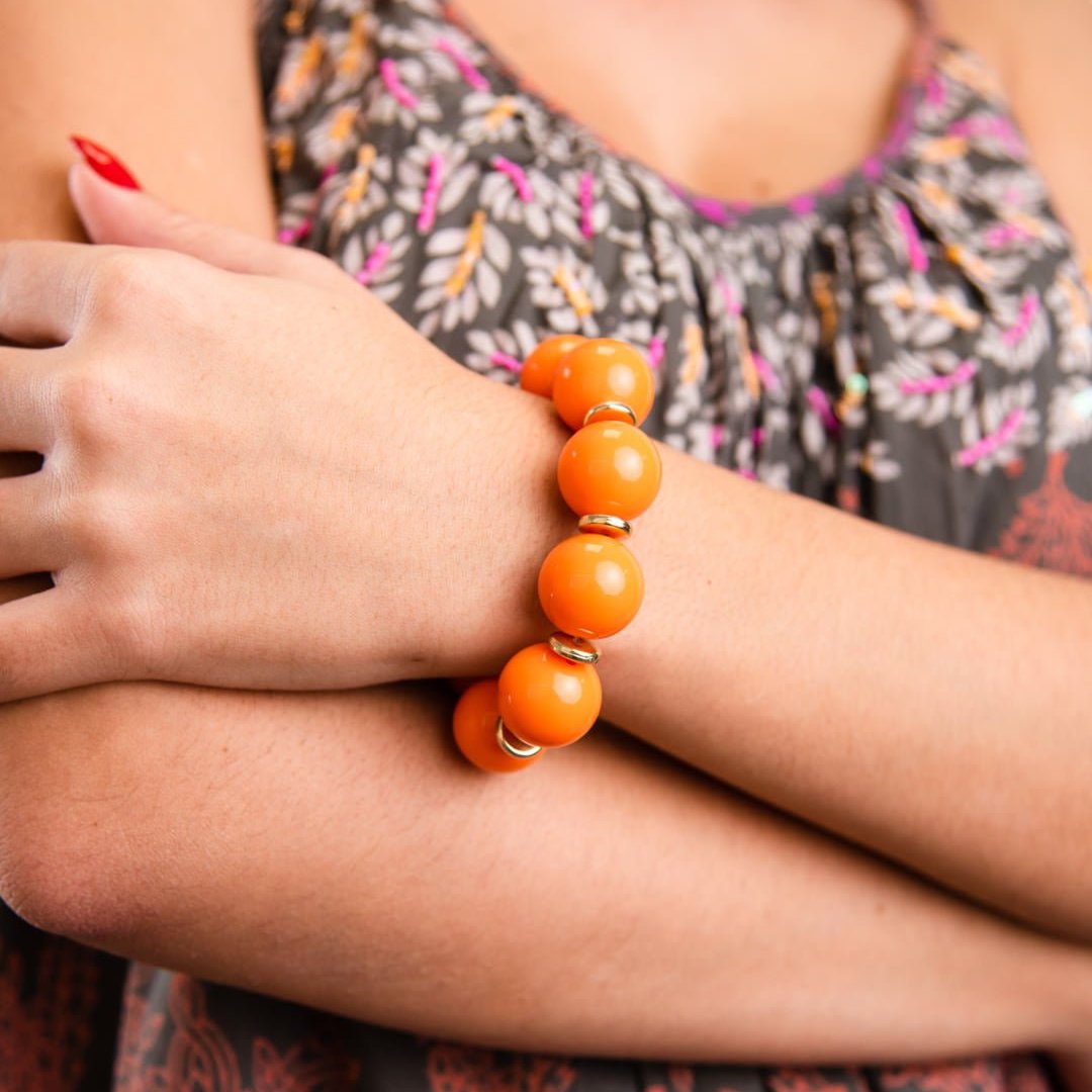 Bracciale elastico con sfere in acrilico arancio, con rondelle in metallo - Mya Accessories