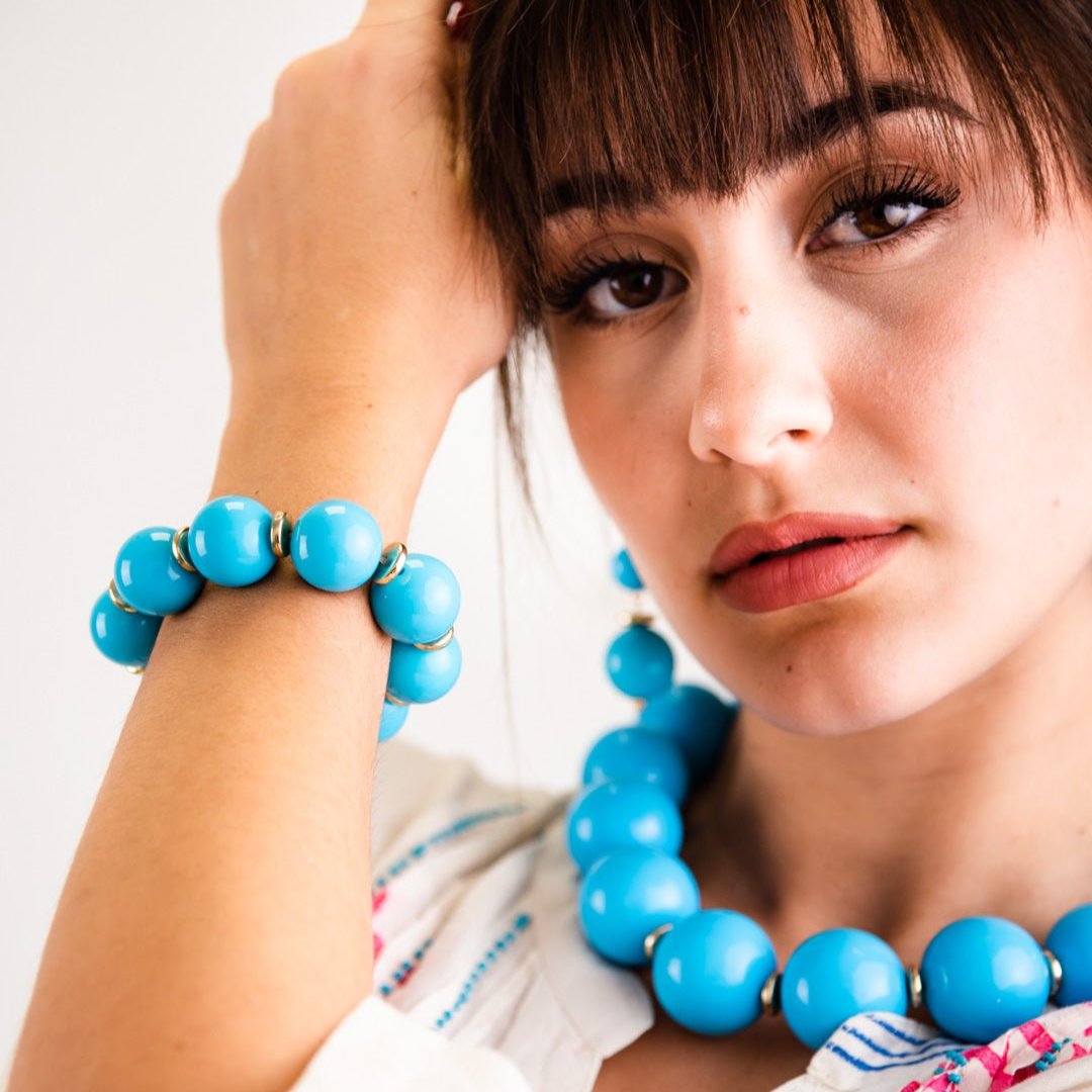 Bracciale elastico con sfere in acrilico azzurro, con rondelle in metallo - Mya Accessories