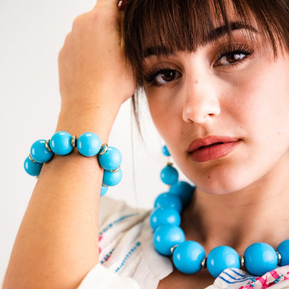 Bracciale elastico con sfere in acrilico azzurro, con rondelle in metallo - Mya Accessories