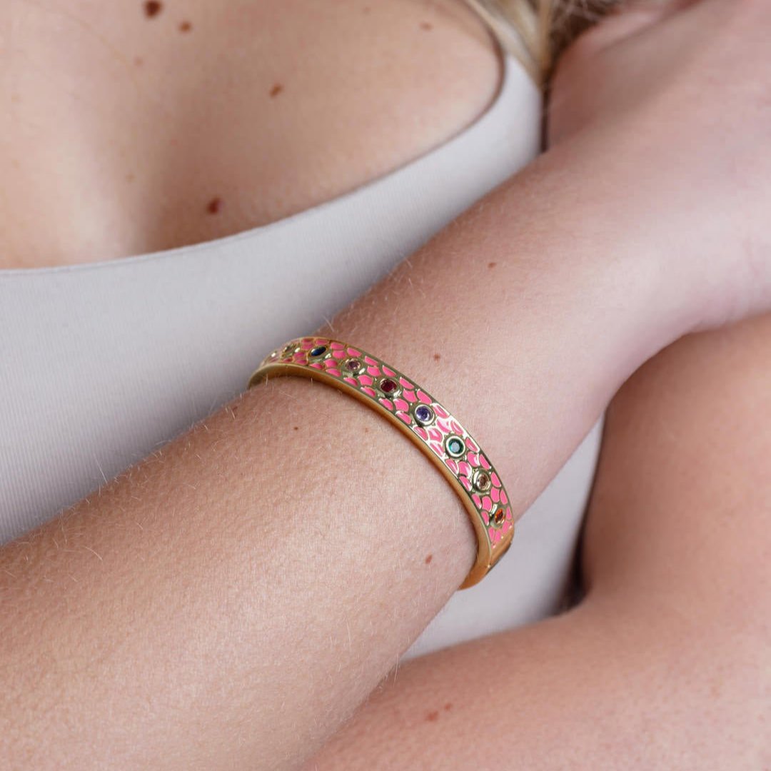 Bracciale in ottone a manetta smaltato rosa con zirconi multicolore - Mya Accessories