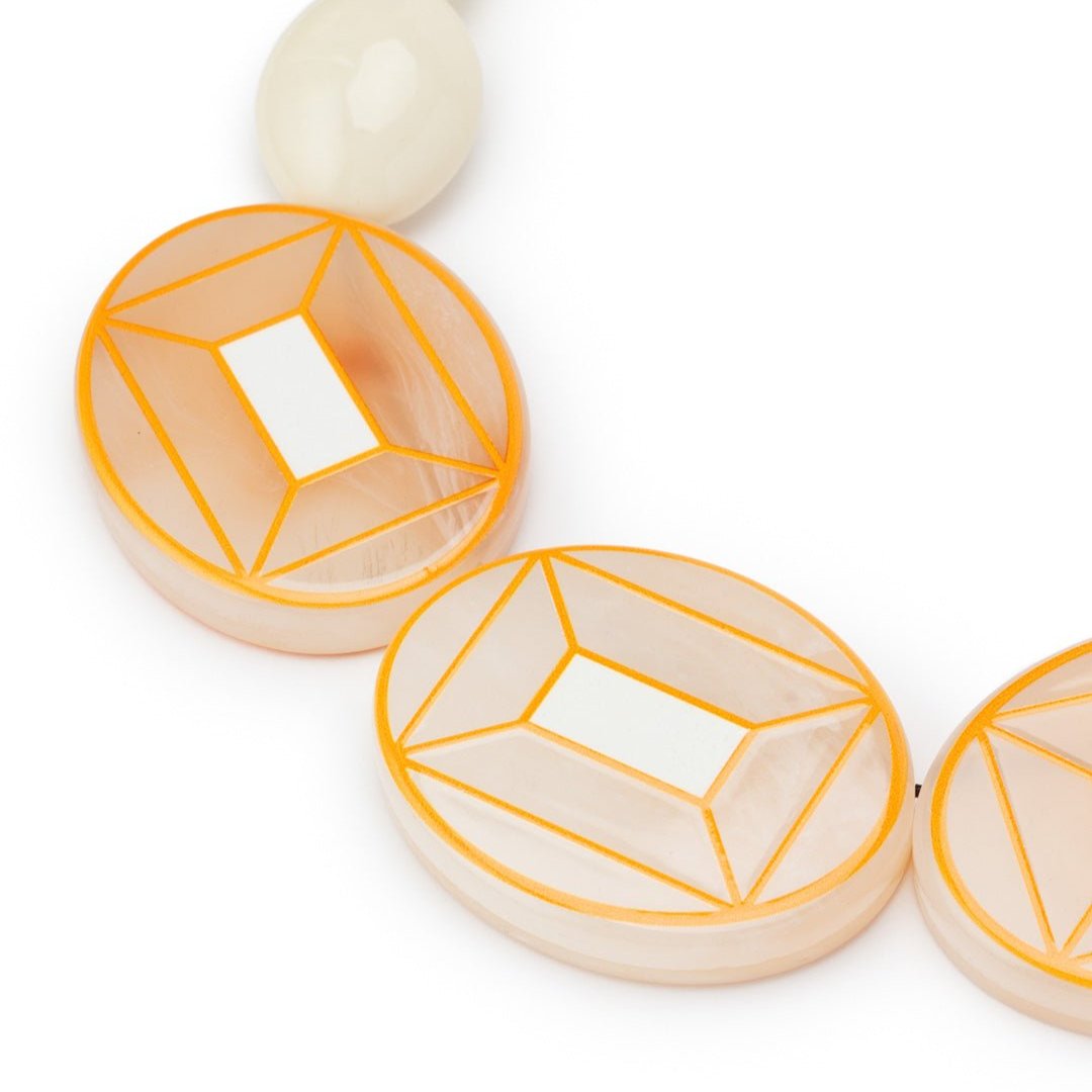 Collana girocollo in acrilico con elementi geometrici bianchi e rosa - Mya Accessories