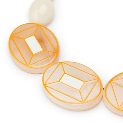 Collana girocollo in acrilico con elementi geometrici bianchi e rosa - Mya Accessories