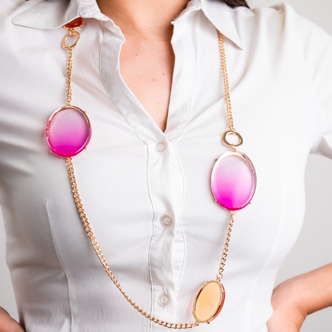 Collana lunga in metallo con inserti circolari in acrilico trasparente fucsia ed arancio - Mya Accessories