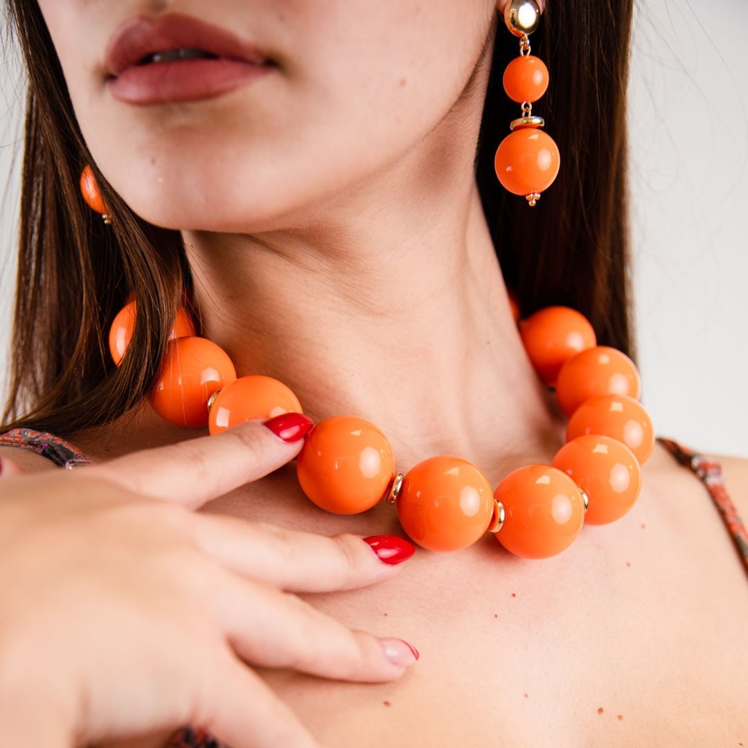 Collana girocollo in acrilico XXL arancio con rondelle in ottone - Mya Accessories