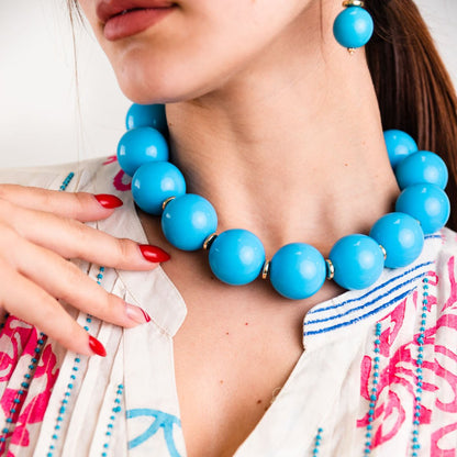 Collana girocollo in acrilico XXL azzurro con rondelle in ottone