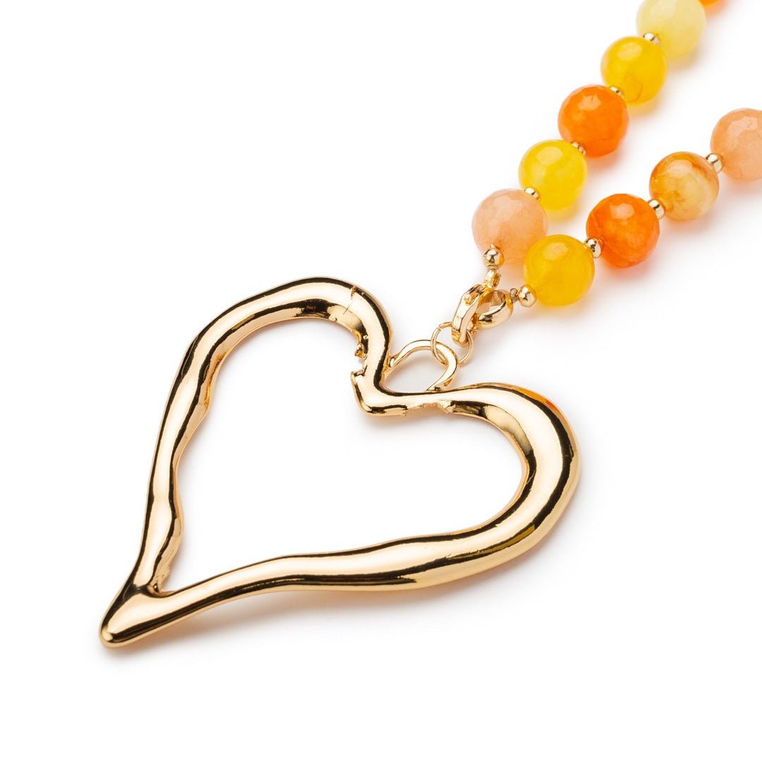 Collana lunga con pietre dure multi arancio e pendente in metallo a forma di cuore - Mya Accessories