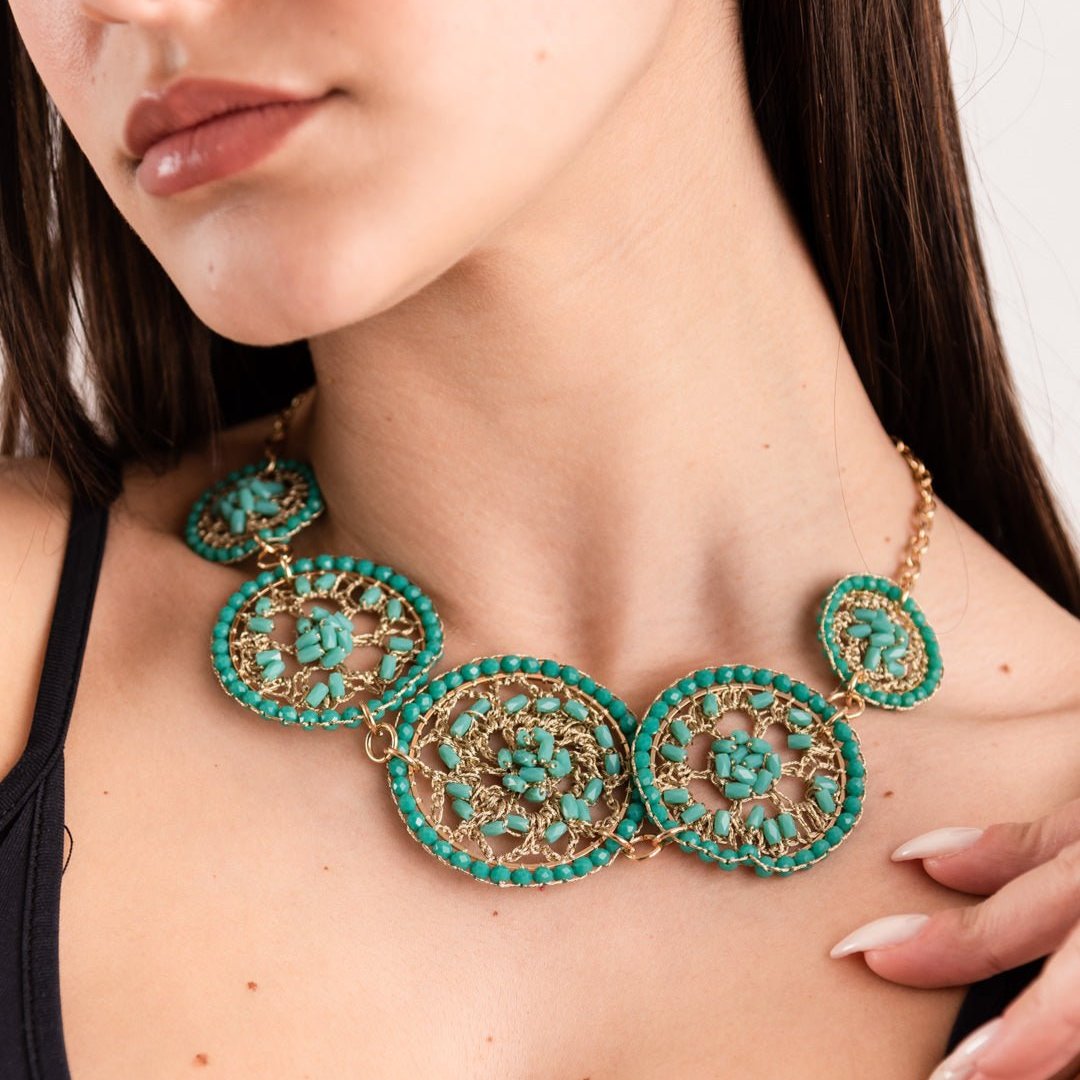 Collana girocollo a catena con cerchi in tessuto con microcristalli turchesi - Mya Accessories