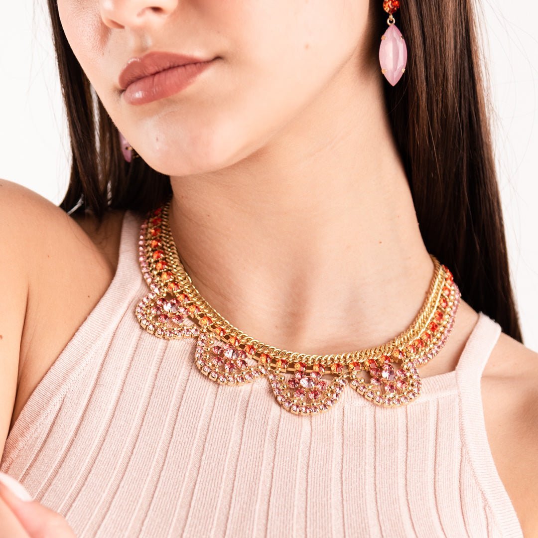 Collana girocollo in metallo con microcristalli in vetro rosa ed arancio - Mya Accessories