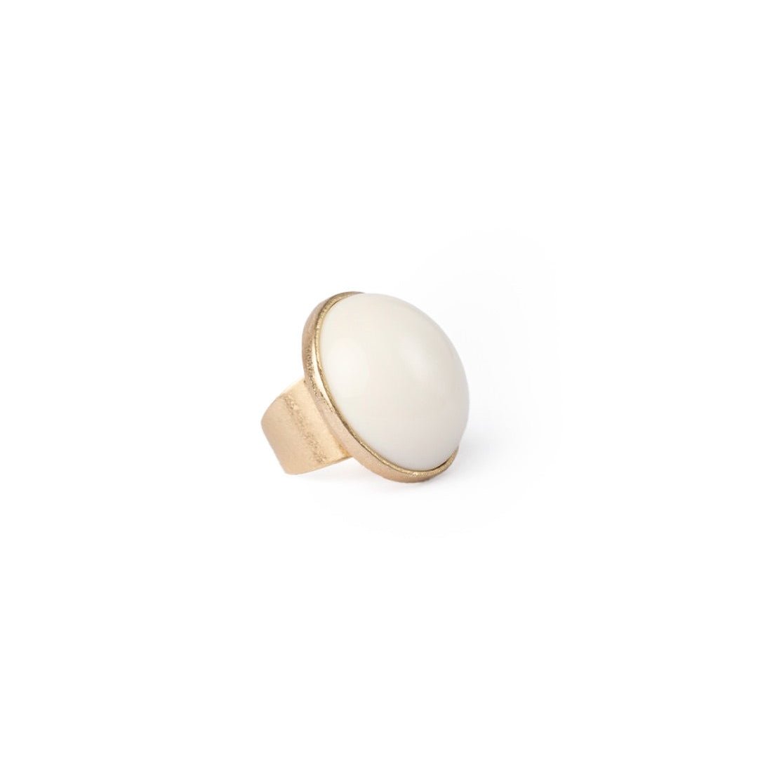 Anello a fascia regolabile con pietra circolare in resina bianca - Mya Accessories