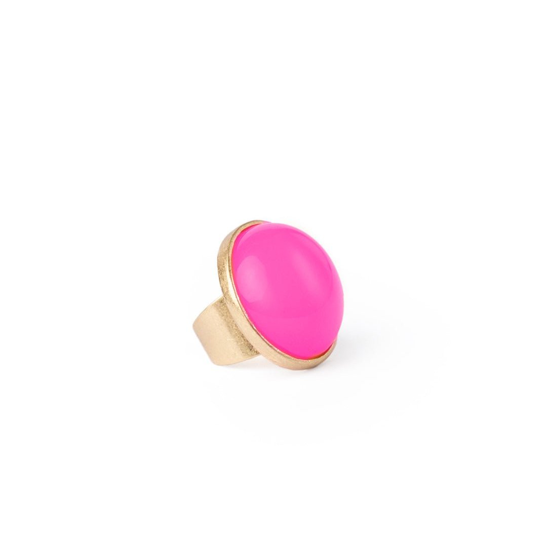 Anello a fascia regolabile con pietra circolare in resina fucsia - Mya Accessories