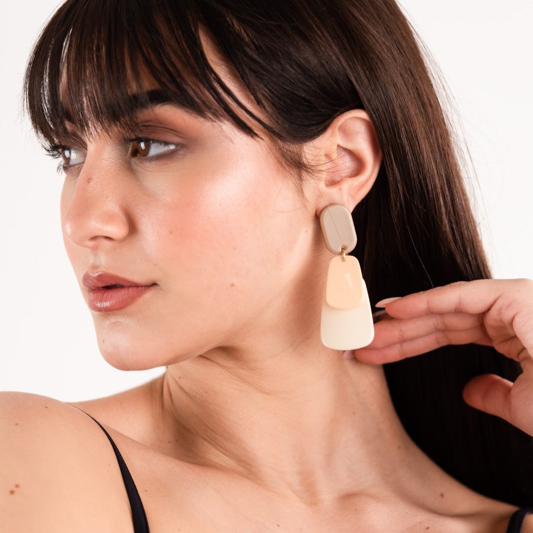 Orecchini pendenti a tre parti in acrilico tono beige - Mya Accessories