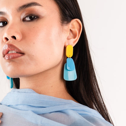Orecchini pendenti a tre parti in acrilico celeste e giallo - Mya Accessories
