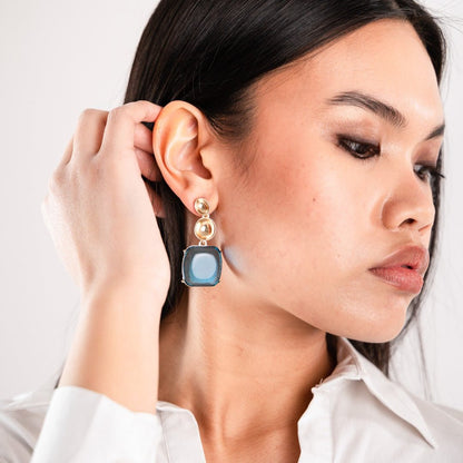 Orecchini in metallo pendenti in acrilico trasparente base quadrata blu - Mya Accessories