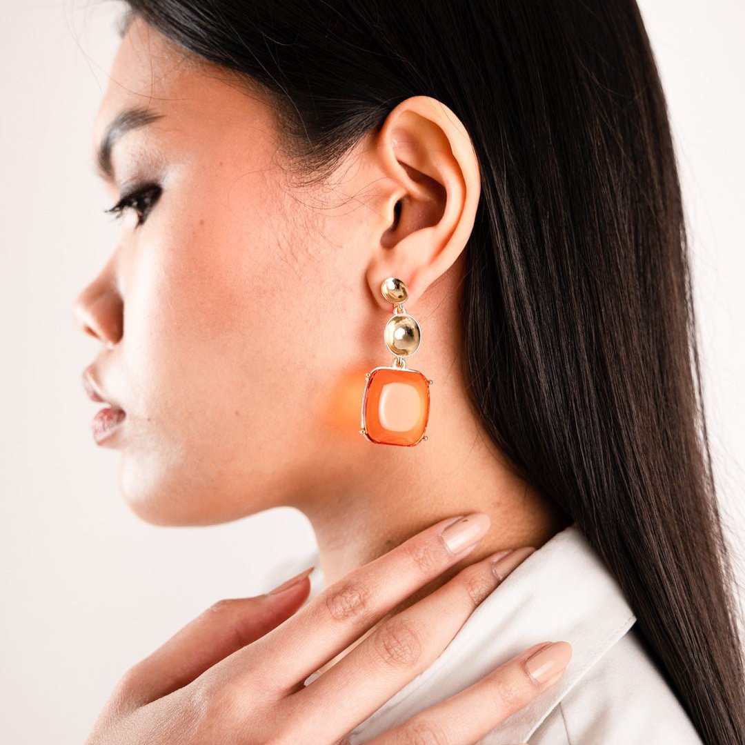 Orecchini in metallo pendenti in acrilico trasparente base quadrata arancio - Mya Accessories
