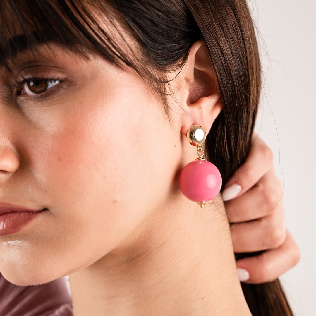Orecchini in ottone con sfera XXL in acrilico rosa - Mya Accessories