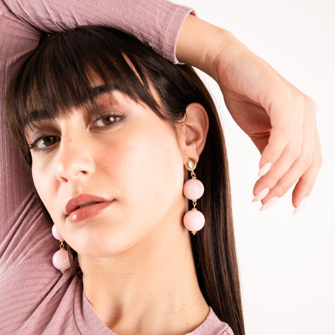 Orecchini in metallo pendenti con due sfere in acrilico rosa - Mya Accessories