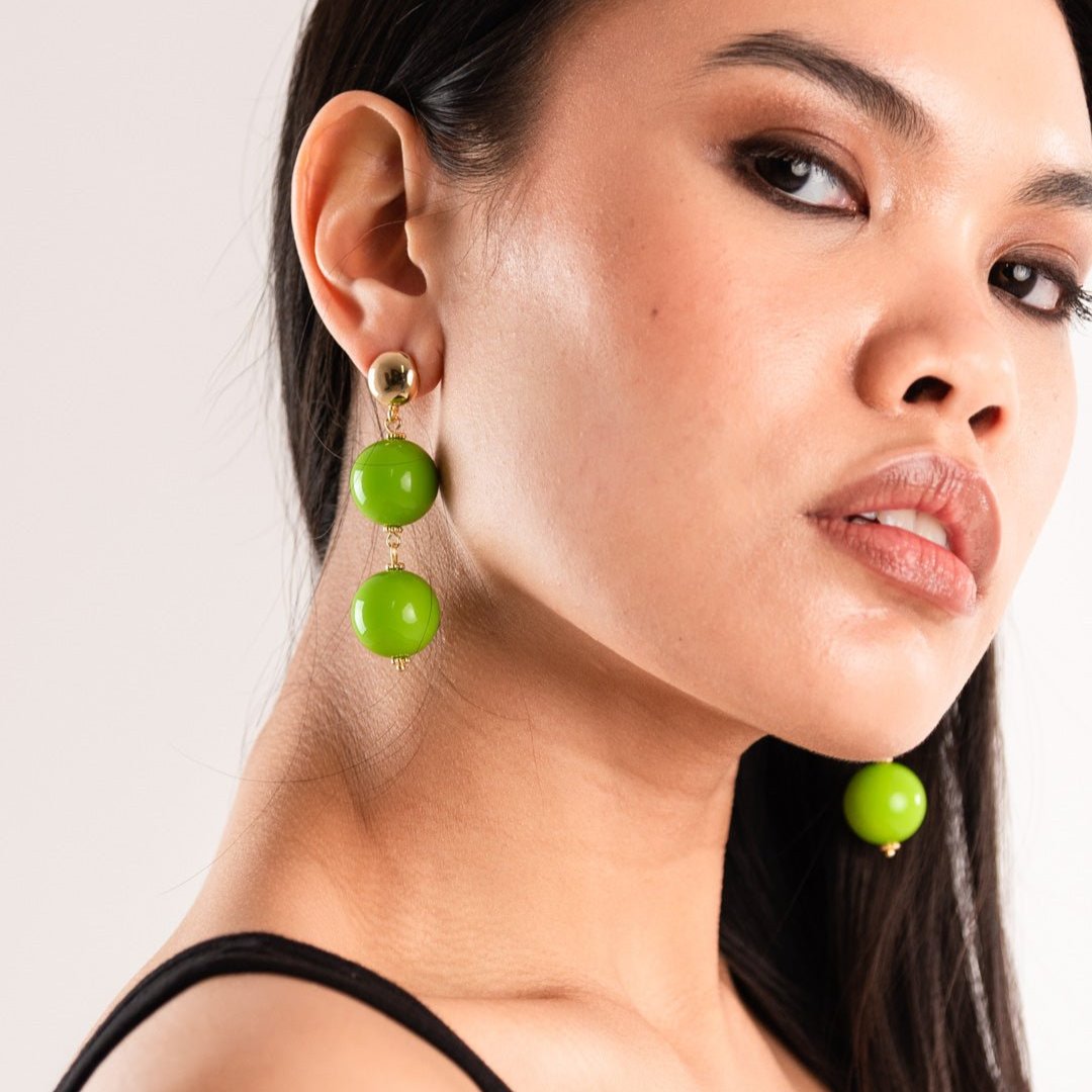 Orecchini in metallo pendenti con due sfere in acrilico verde - Mya Accessories