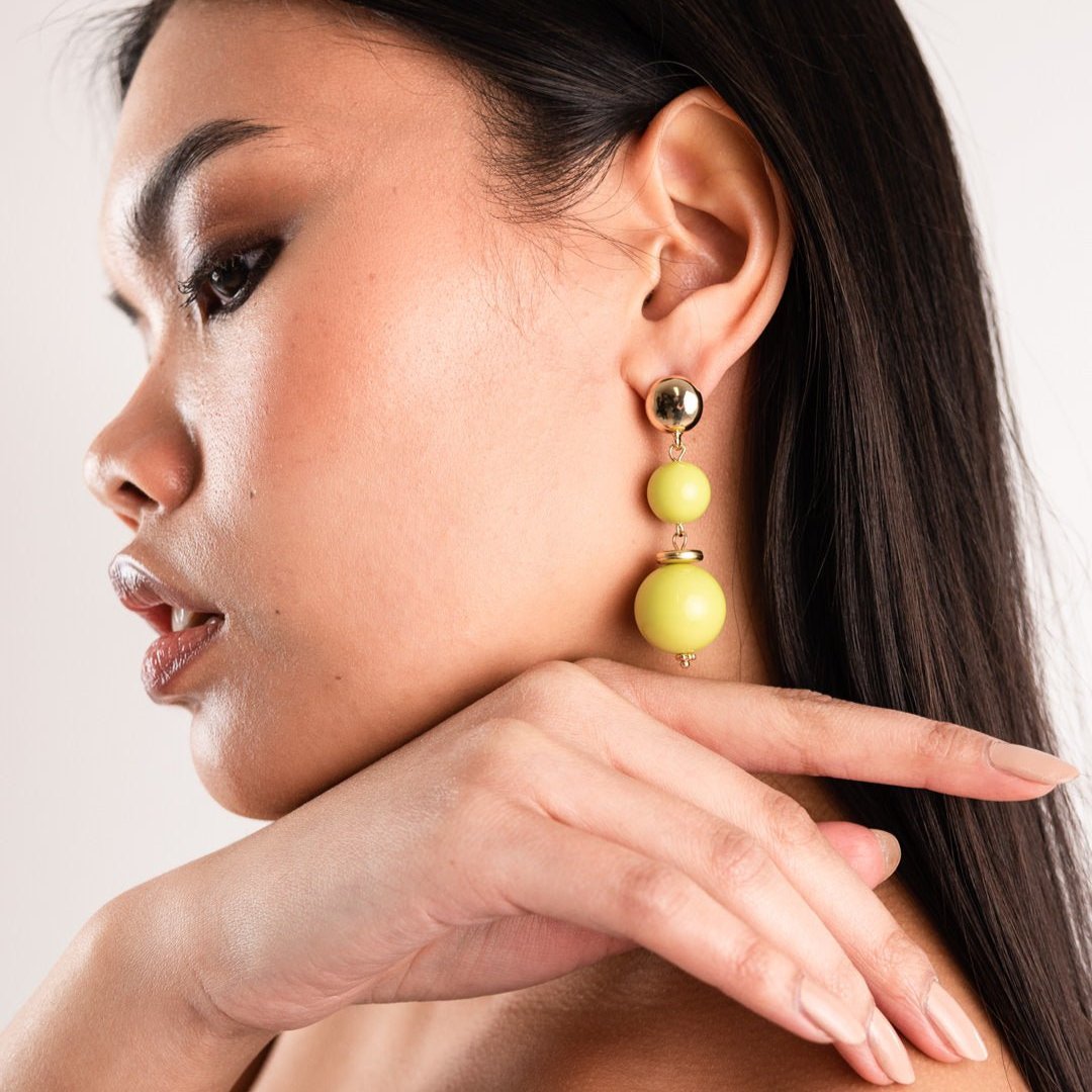 Orecchini con rondelle in metallo pendente con due sfere in acrilico verde lime - Mya Accessories