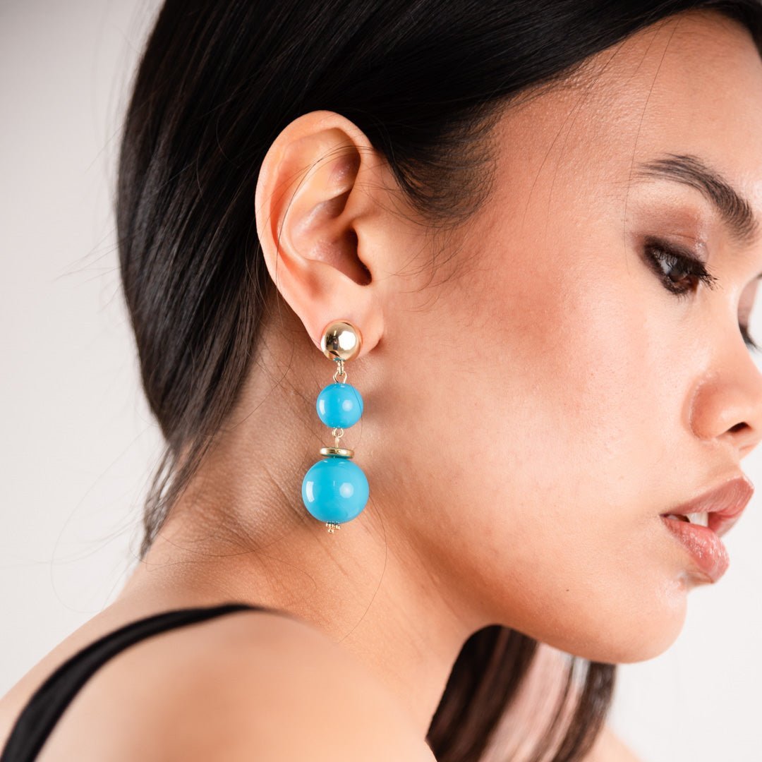 Orecchini con rondelle in metallo pendente con due sfere in acrilico azzurro - Mya Accessories