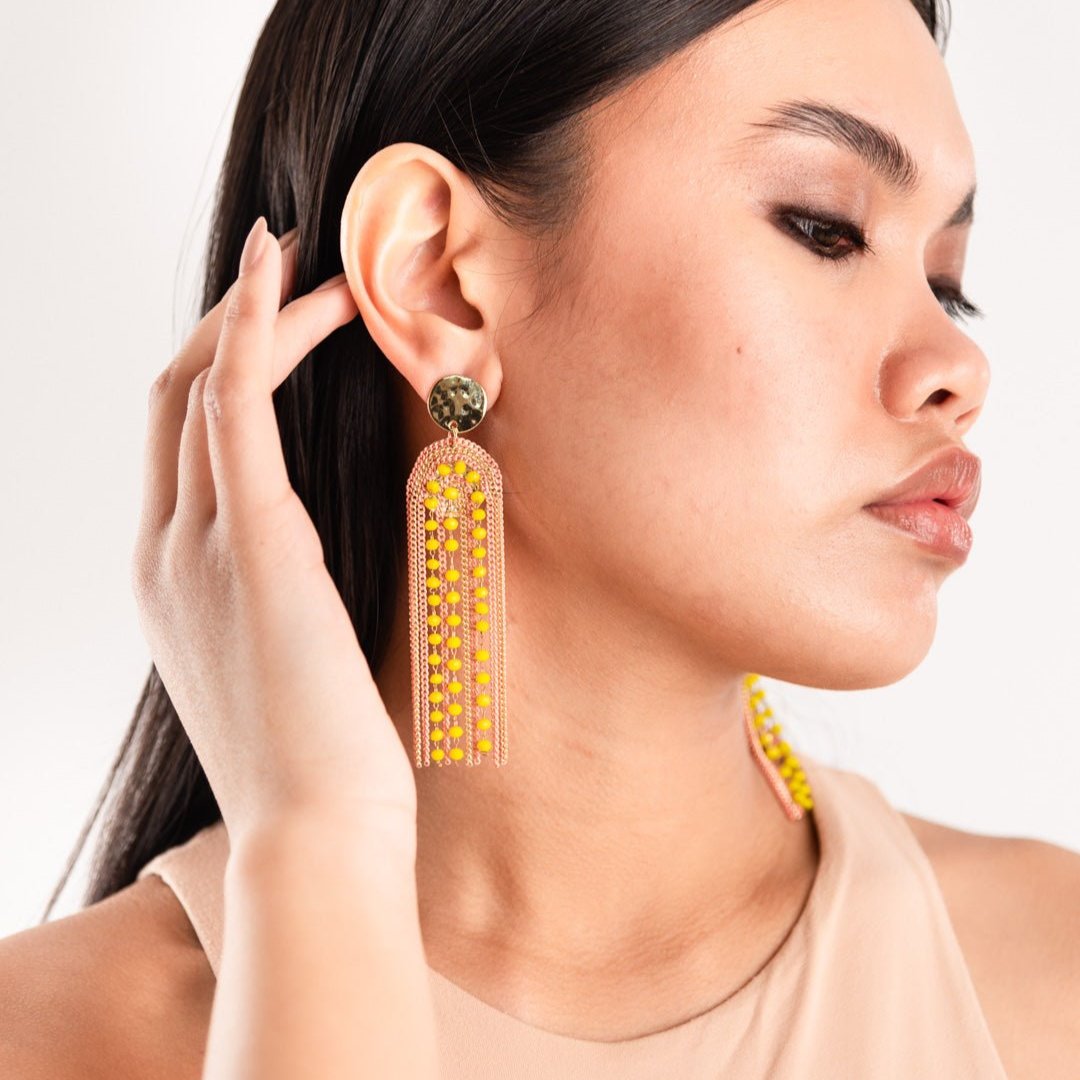 Orecchini in ottone lunghi pendenti con catene in arancio e microcristalli gialli - Mya Accessories