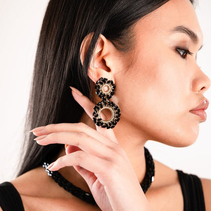 Orecchini in ottone con doppio cerchio pendenti in tessuto con microcristalli neri - Mya Accessories