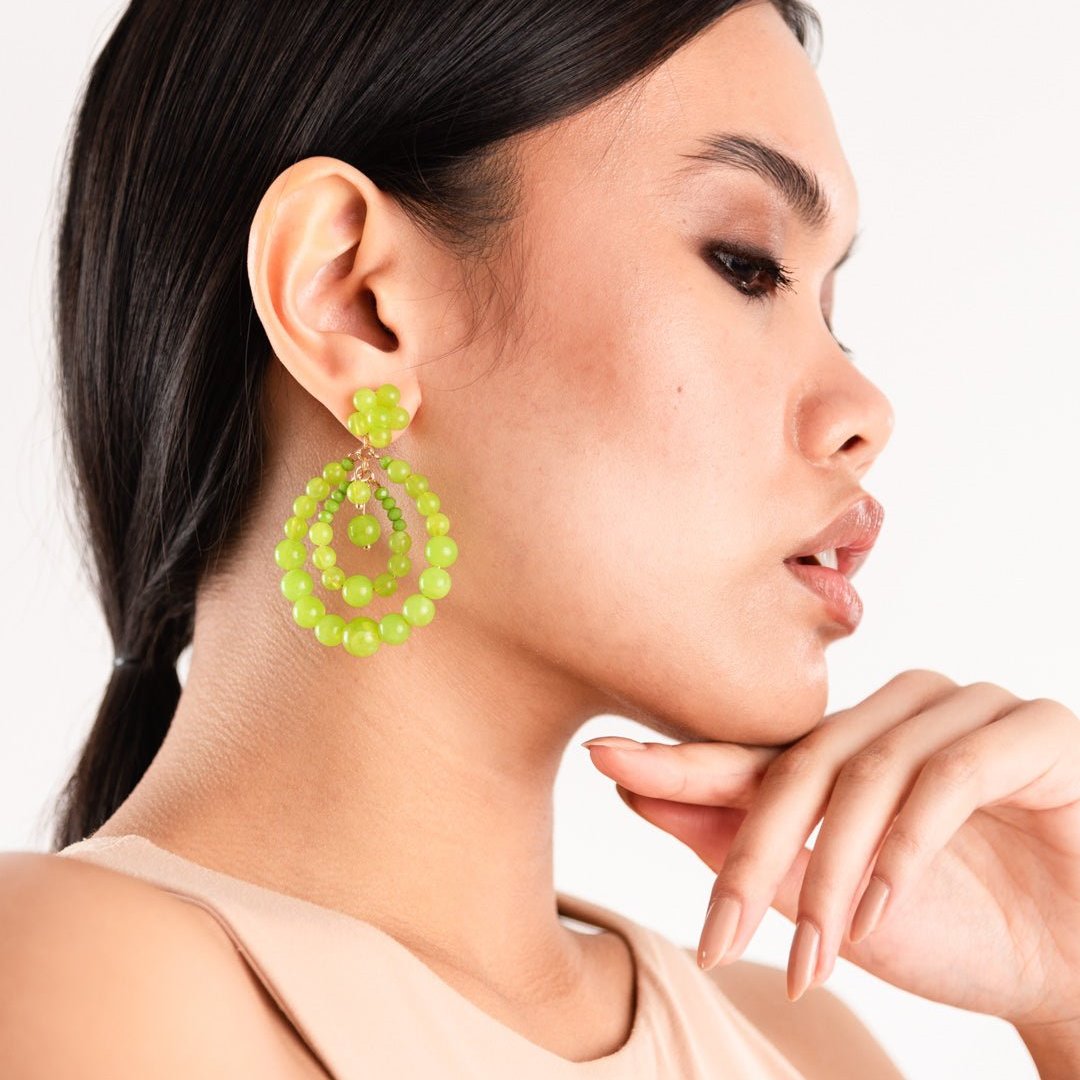 Orecchini strutturati a goccia con perline in acrilico verde lime - Mya Accessories