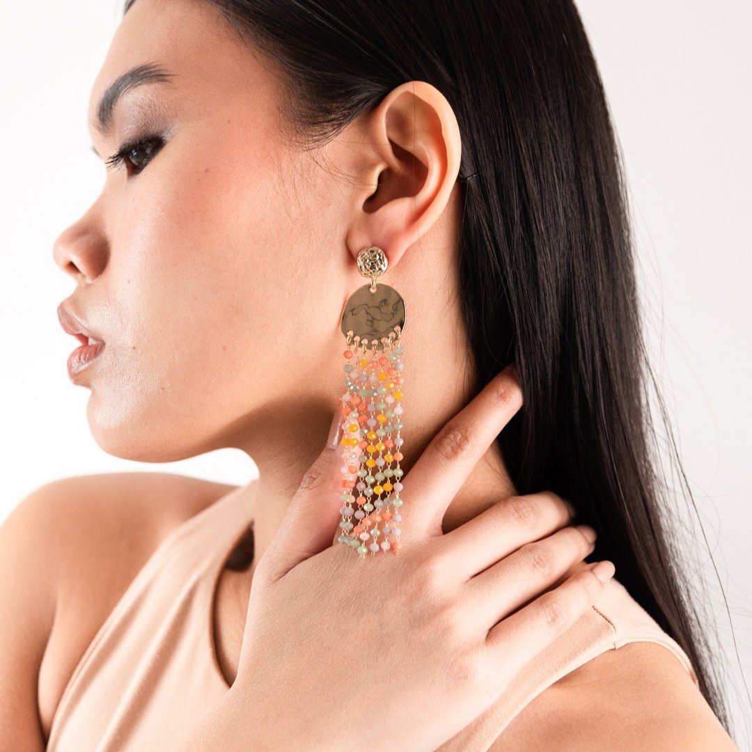 Orecchini in metallo lungo con cascata di fili di microcristalli multi arancio - Mya Accessories