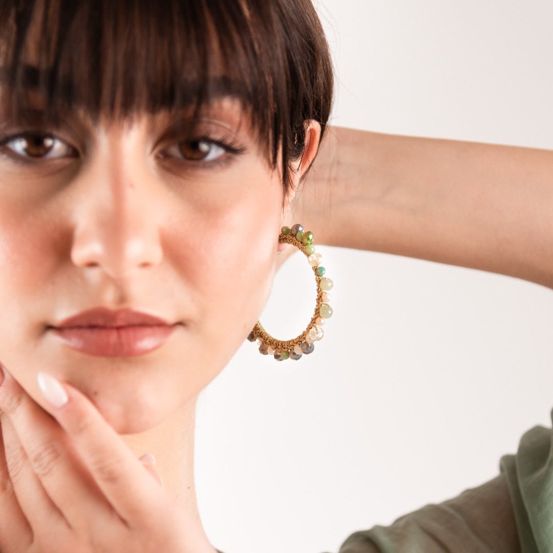 Orecchini in ottone a semicerchio in tessuto con microcristalli multi verde - Mya Accessories