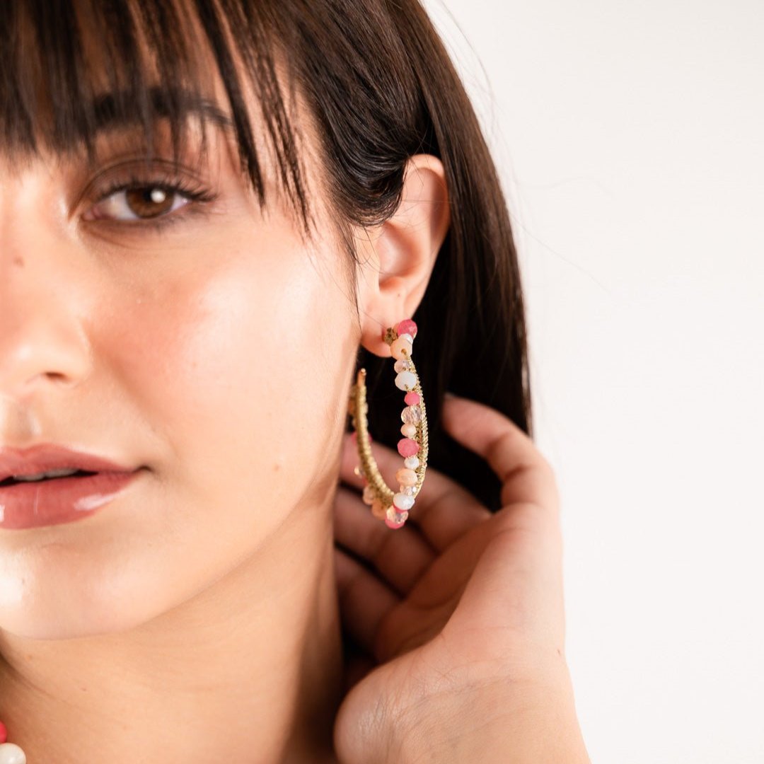 Orecchini in ottone a semicerchio in tessuto con microcristalli multi rosa - Mya Accessories