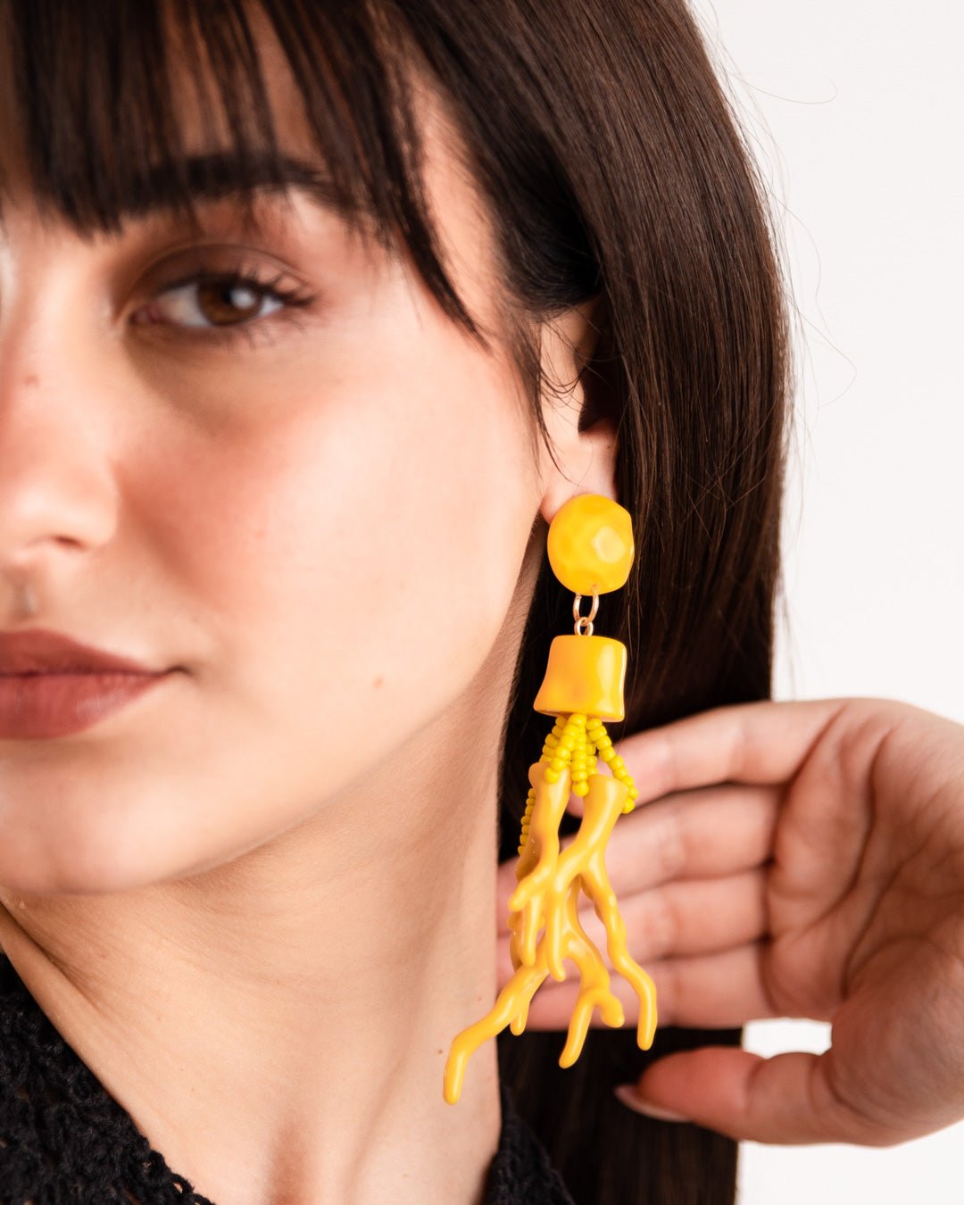 Orecchini in resina pendenti con rami in corallo senape - Mya Accessories