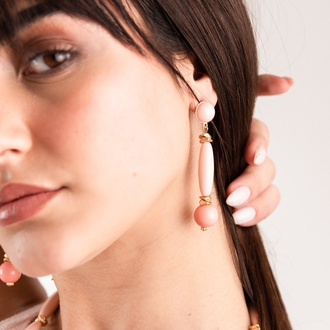 Orecchini in acrilico tubolari pendenti tono rosa - Mya Accessories