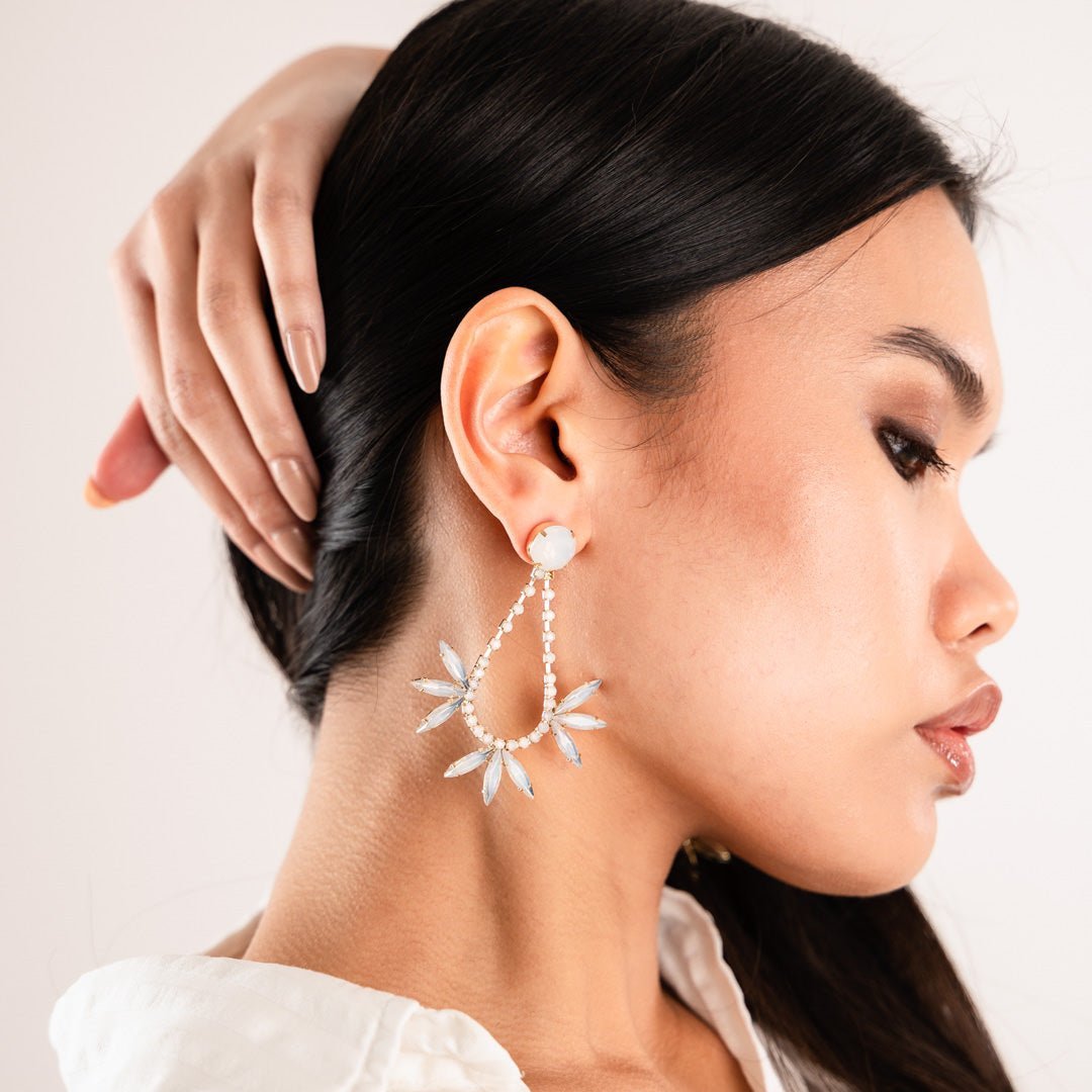 Copia del Orecchini chic pendenti in metallo, con pietre in vetro bianche - Mya Accessories