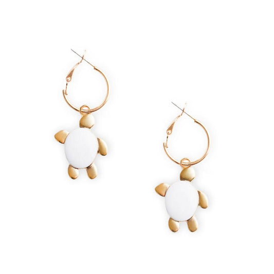 Orecchini a cerchio con ciondolo pendente a tartaruga smaltata bianca - Mya Accessories