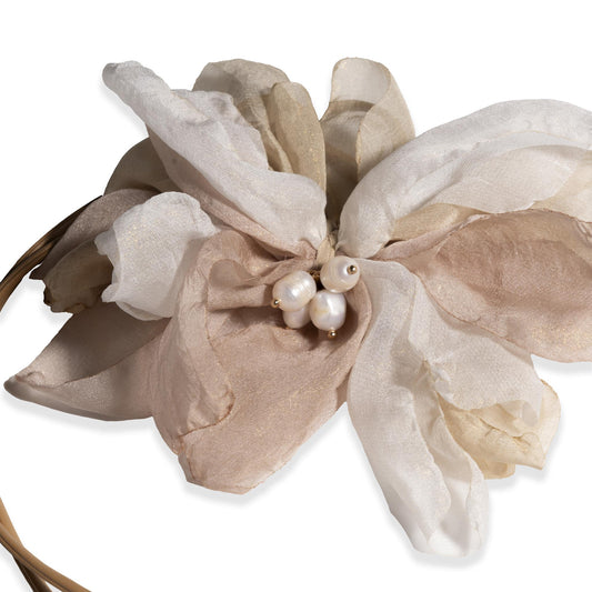 Collana con laccio in cuoio e fiore in tessuto bianco e beige - Mya Accessories