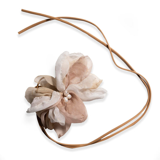 Collana con laccio in cuoio e fiore in tessuto bianco e beige - Mya Accessories