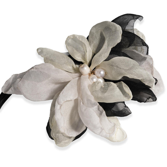 Collana con laccio in cuoio e fiore in tessuto bianco e nero - Mya Accessories