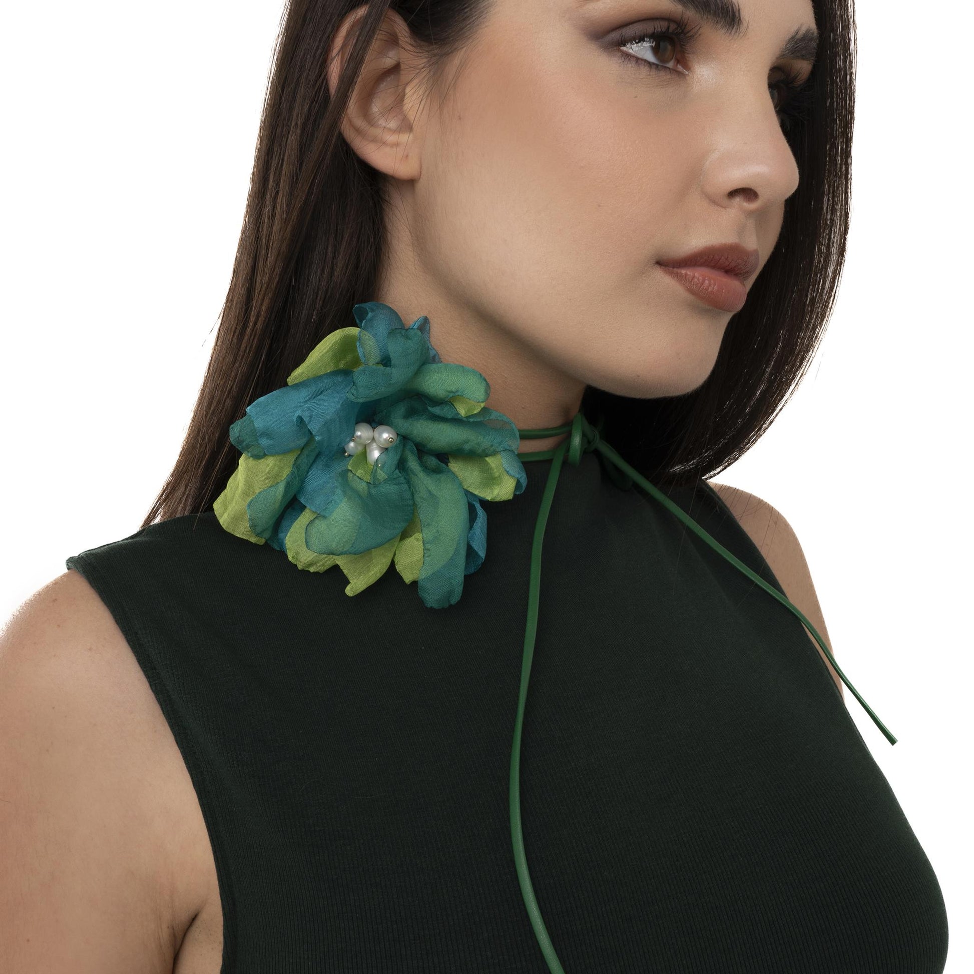 Collana con laccio in cuoio e fiore in tessuto verde petrolio e lime - Mya Accessories