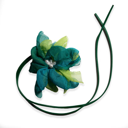 Collana con laccio in cuoio e fiore in tessuto verde petrolio e lime - Mya Accessories