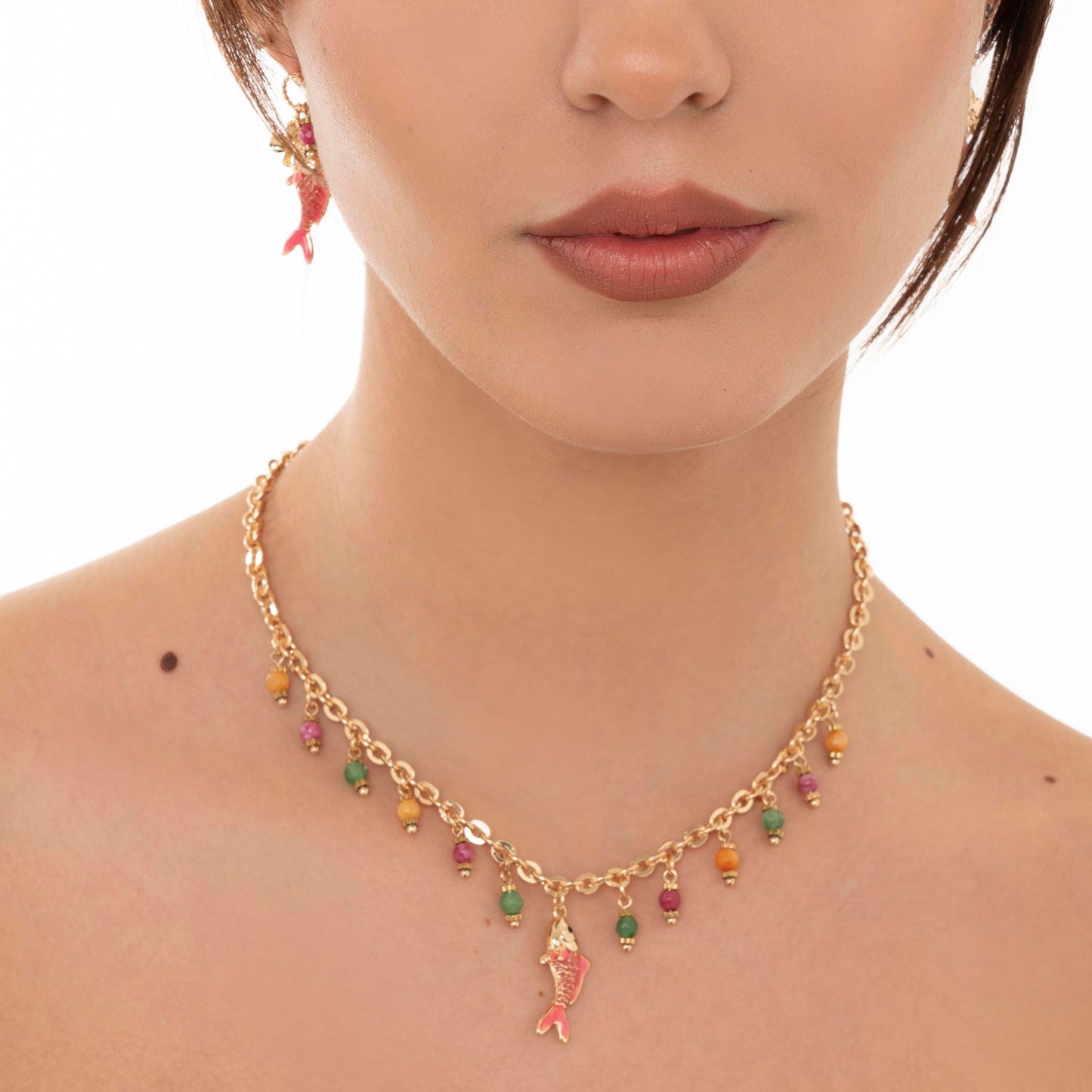 Collana girocollo con multi charms e pendente a pesciolino smaltato fucsia