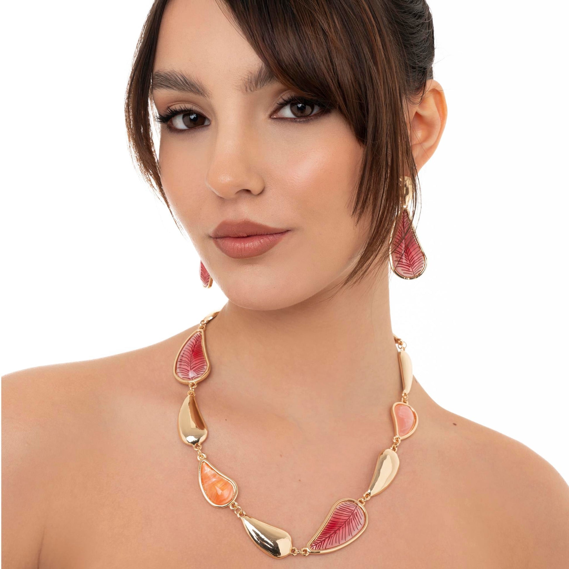 Collana girocollo con inserto foglia in metallo ed acrilico tono rosso ed arancio - Mya Accessories