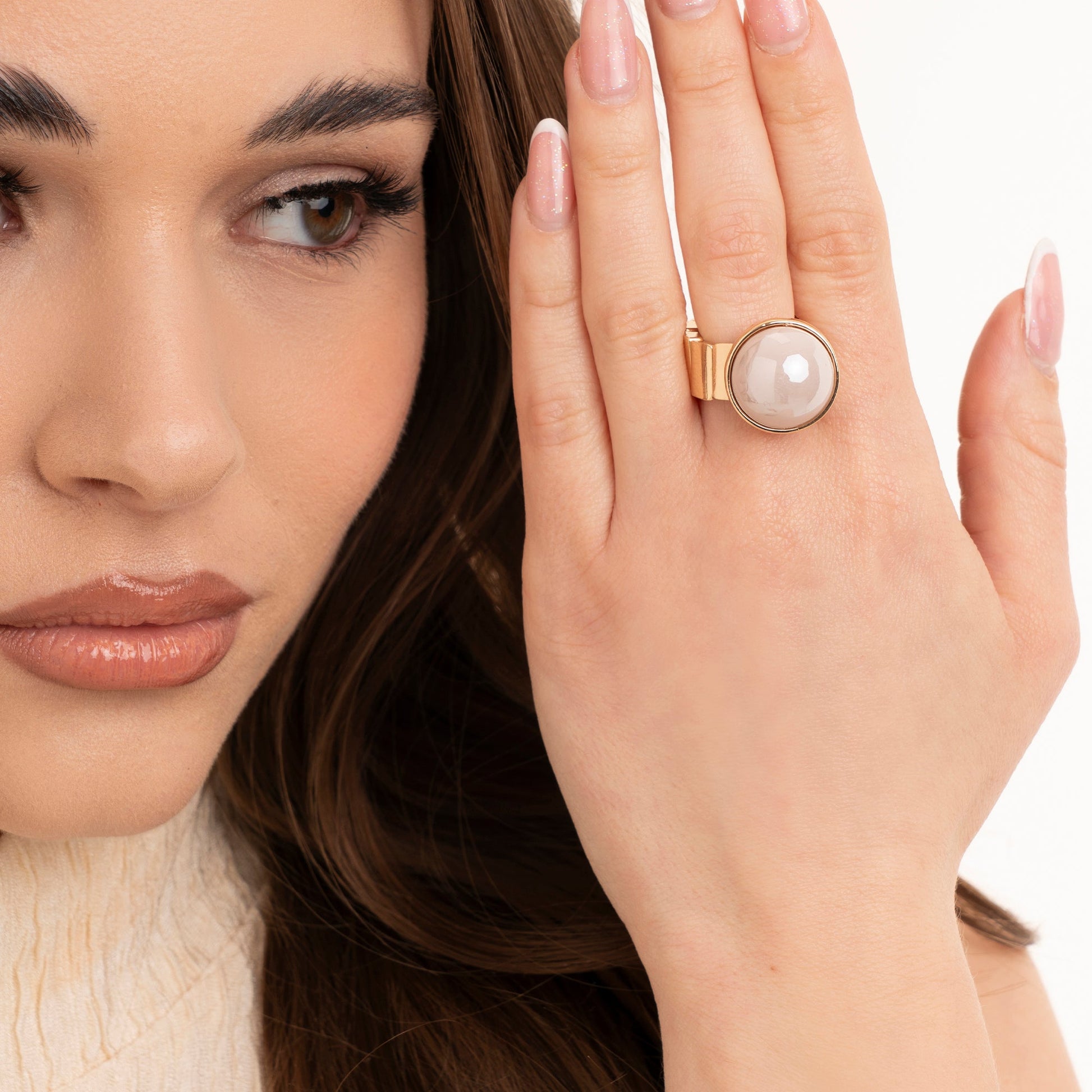 Anello in metallo elastico con perla in acrilico bianca - Mya Accessories
