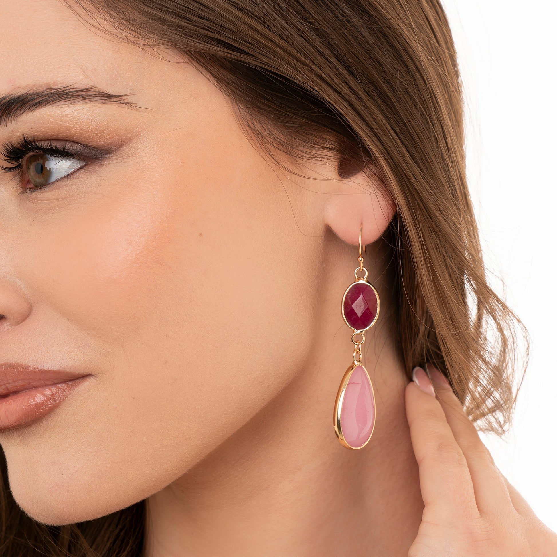 Orecchini pendenti con pietre dure a goccia tono rosa - Mya Accessories